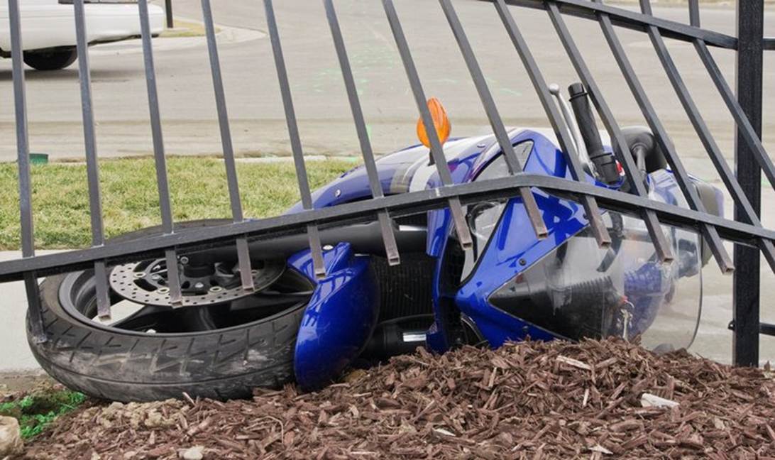 A motorcycle that has been hit by a fence
AI-generated content may be incorrect.